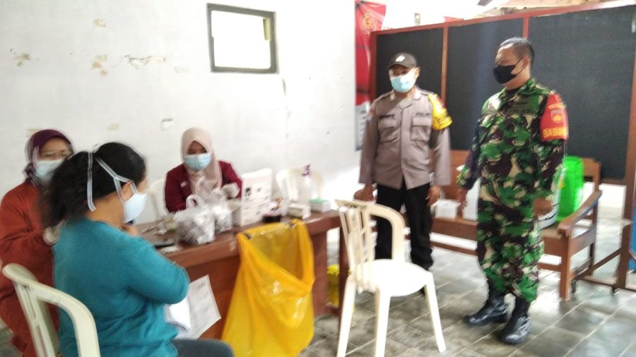 Sinergritas TNI Polri Di Desa Gunung, Dukung Kegiatan Vaksinasi