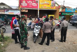 Upaya Cegah Corona, Koramil 04/Jebres Laksanakan Operasi Yustisi Ban Bagikan Masker di masa PPKM Level 2