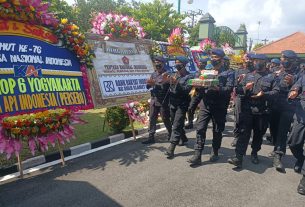 Bersama Anggota, Danyon C Pelopor Satbrimob Polda Jateng Ucapkan HUT TNI Ke-76 Ke Markas Kodim 0735Surakarta