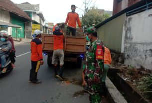 Wujudkan Kemanunggalan TNI-Rakyat, Babinsa Mojosongo Ajak Warga Kerja Bhakti