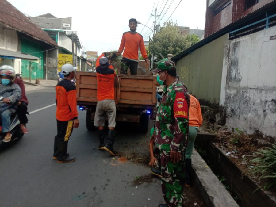 Wujudkan Kemanunggalan TNI-Rakyat, Babinsa Mojosongo Ajak Warga Kerja Bhakti