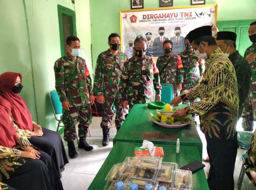 Wujud Sinergisitas Dengan Seluruh Komponen Masyarakat, MWC NU Dan Ponpes Gani Tirtoasri Datangi Makoramil Tirtomoyo Bawa Tumpeng Berikan Ucapan HUT TNI Ke-76