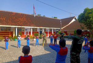 Dari TMMD Reg 112 Kodim 0726/Sukoharjo ; Anak-anak SD 01 Majasto senang Senam pagi bersama bapak-bapak Tentara