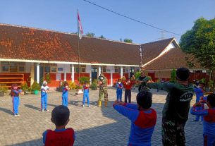 Dari TMMD Reg 112 Kodim 0726/Sukoharjo ; Anak-anak SD 01 Majasto senang Senam pagi bersama bapak-bapak Tentara