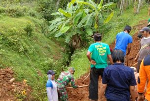 Aliran Air Tersumbat Material Longsor, Babinsa Bersama Warga Gelar Karya Bakti