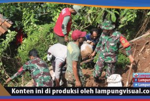 Anggota Koramil, Polsek dan Camat TBU Bersinergi Bantu Warga Bersihkan Puing Longsor di Sumur Batu