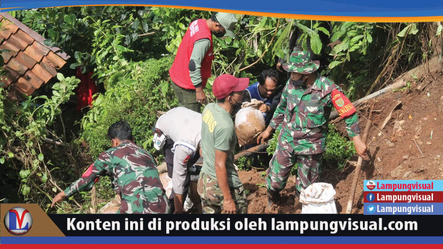 Anggota Koramil, Polsek dan Camat TBU Bersinergi Bantu Warga Bersihkan Puing Longsor di Sumur Batu