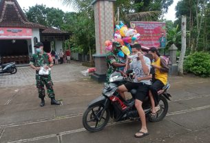 Babinsa Bagikan Masker Dan Himbau Warga Terapkan Protkes