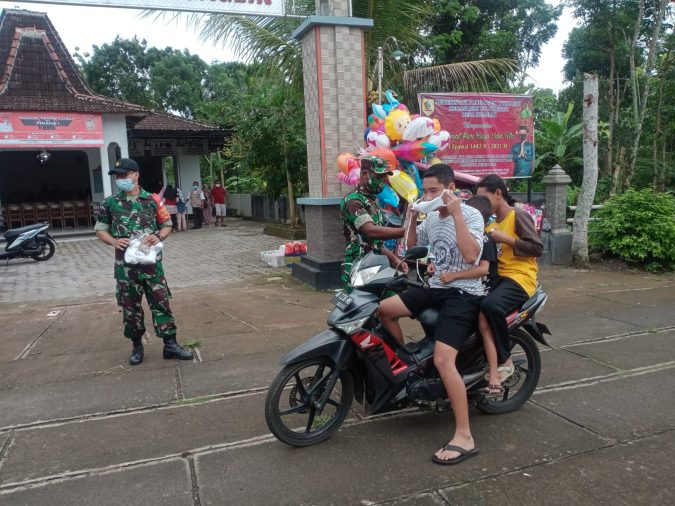 Babinsa Bagikan Masker Dan Himbau Warga Terapkan Protkes