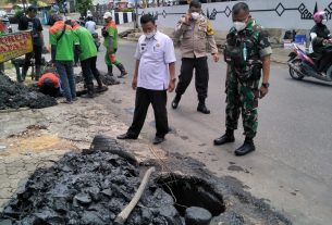 Babinsa, Bhabinkamtibmas dan Lurah Enggal Pantau Pembersihan Parit