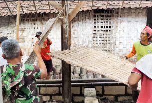 Babinsa Desa Kedaton Rehap Rumah Mbah Saelan Agar Layak Huni