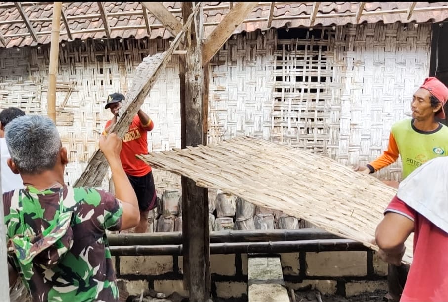 Babinsa Desa Kedaton Rehap Rumah Mbah Saelan Agar Layak Huni