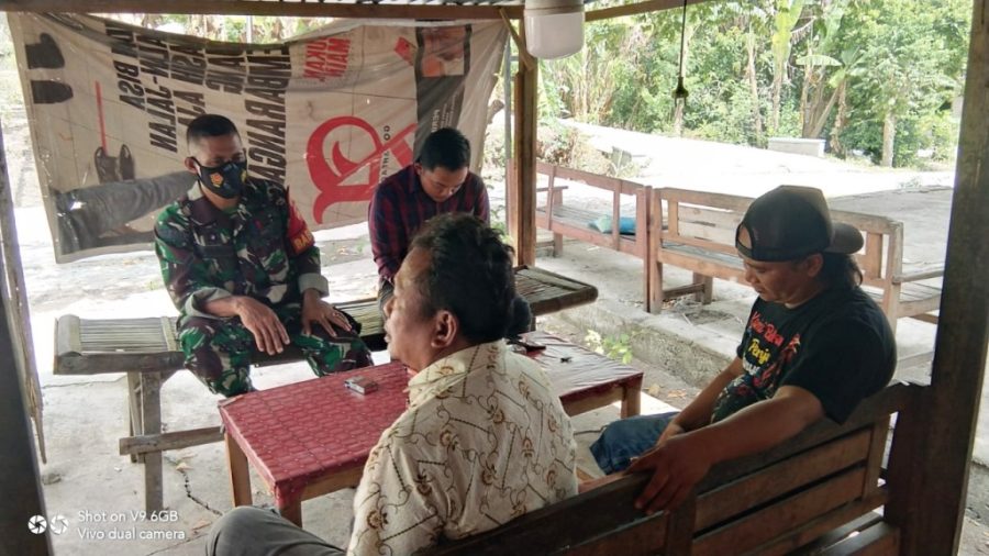 Babinsa Edukasi Warganya Tentang Manfaat Vaksinasi Covid-19