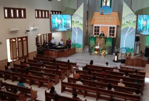 Babinsa Jayengan Amankan dan Sosialisasikan Prokes Ibadah Minggu Pagi