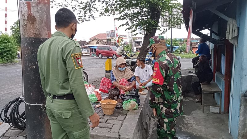 Babinsa Kelurahan Banjarsari Bersama Linmas Cek Penerapan PPKM Level 2 di Pasar Tradisional Joglo