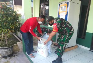 Babinsa Kelurahan Jayengan Distribusikan ATM Beras Kementan Tahap IV