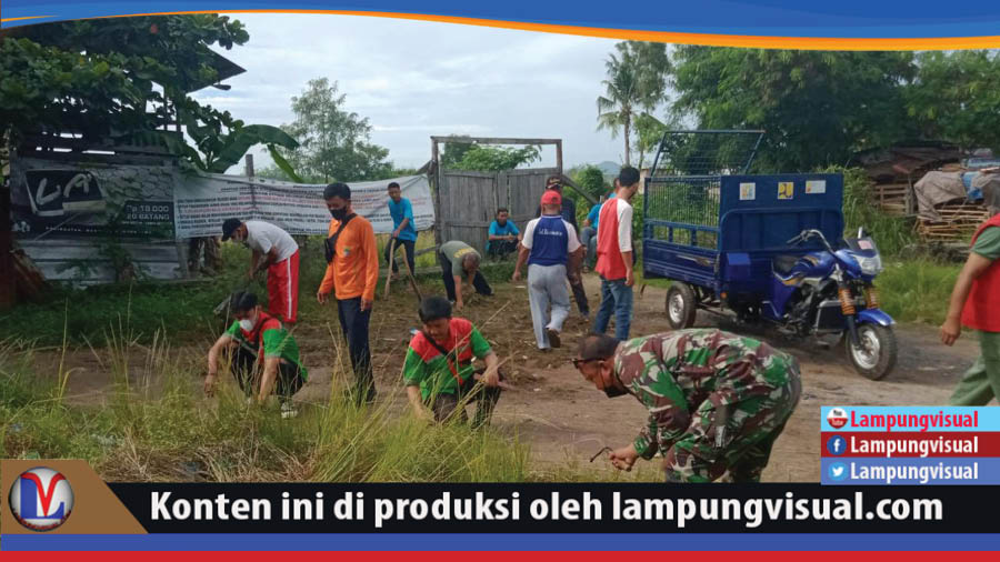 Babinsa Koramil TBS Bersama Warga Gotong Royong Bersihkan Lingkungan Warga Binaan
