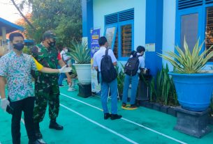 Tekan Angka COVID-19 Babinsa Kratonan Cek PTM di SMK Kristen 1 Surakarta