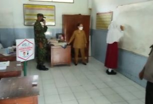 Babinsa Sambangi Sekolah, Ajak Siswa SDN I Karanggeneng Patuhi Prokes