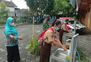 Babinsa Serengan Pantau PTM Smpn 22 Makam Bergolo