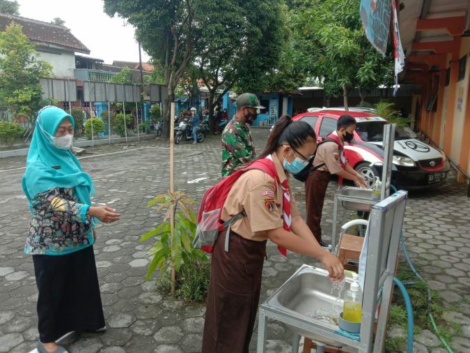 Babinsa Serengan Pantau PTM Smpn 22 Makam Bergolo