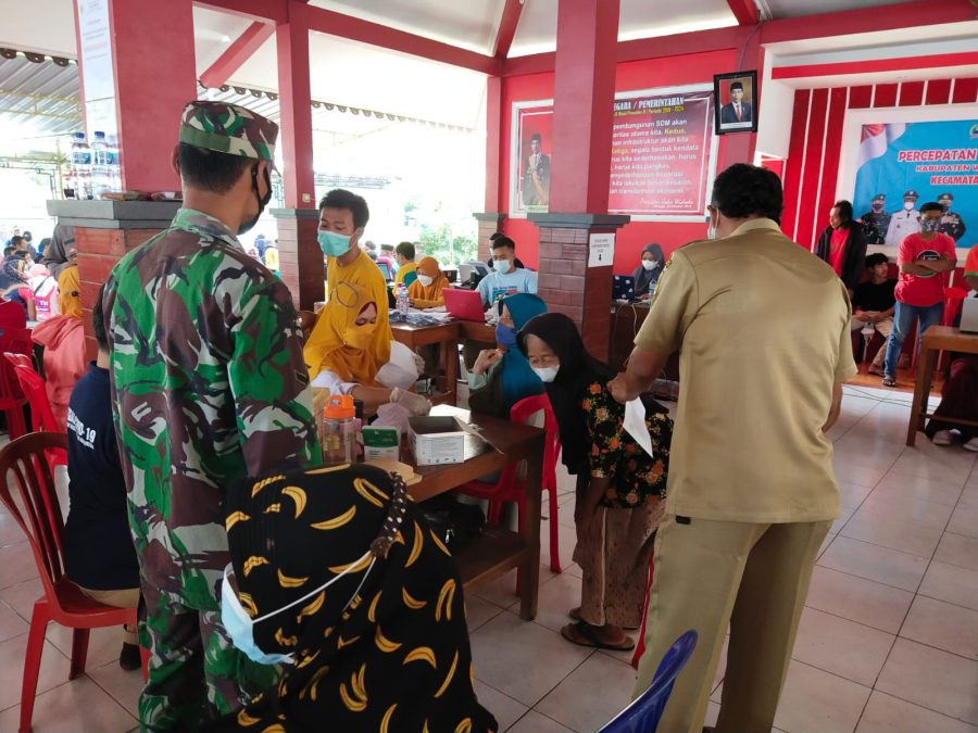 Babinsa Sumber Jemput Bola Vaksin, Anggota Koramil 19/Purwantoro Yang Lain Pantau Vaksinasi Dosis Ke-2