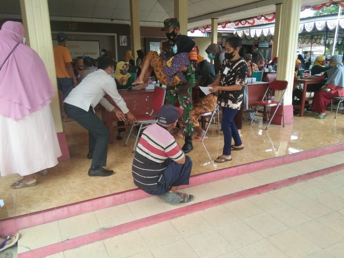 Babinsa Tak Segan Bopong Lansia, Bantu Percepat Dapatkan Vaksinasi Covid-19