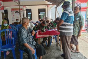 Bantu Kelancaran, Babinsa Koramil 16Jatiroto Dampingi Vaksinasi Covid-19