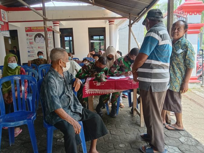 Bantu Kelancaran, Babinsa Koramil 16Jatiroto Dampingi Vaksinasi Covid-19