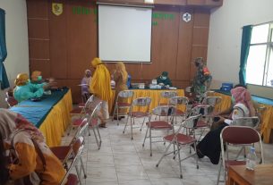 Bantu Kelancaran Kegiatan, Babinsa Koramil 07/Tirtomoyo Dampingi Pelaksanaan Vaksinasi Covid-19