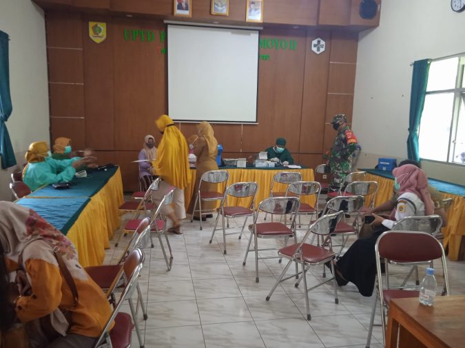Bantu Kelancaran Kegiatan, Babinsa Koramil 07/Tirtomoyo Dampingi Pelaksanaan Vaksinasi Covid-19