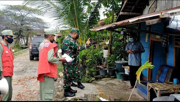 Bantu Pemerintah Capai Herd Immunity, Anggota Koramil Kedaton dan Linmas Ajak Warga Laksanakan Vaksinasi