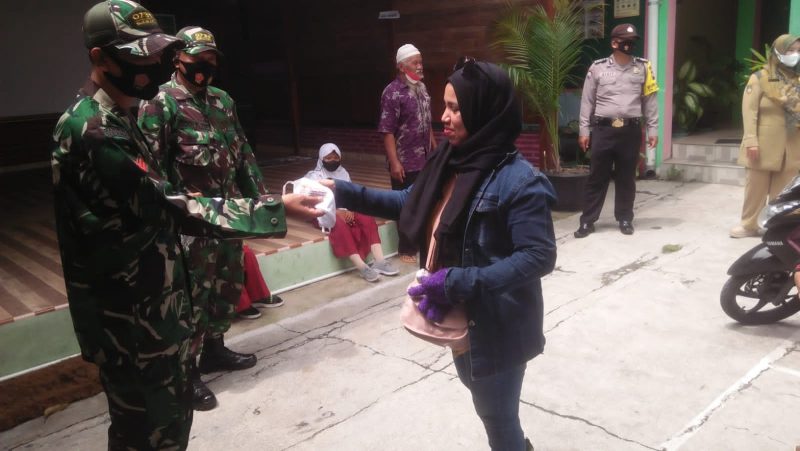 Begini Cara Serda Teguh Dalam Mererapkan Prokes Pada Pelaksanaan PTM di Sekolah