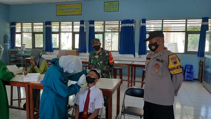 Berikan Rasa Aman Dan Nyaman Saat Kegiatan Belajar-Mengajar, Koramil Dan Polsek Jatisrono Dampingi Tenaga Kesehatan Laksanakan Rapid Test Secara Acak Di SMPN 2 Jatisrono