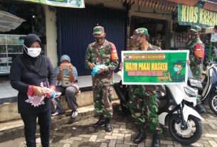 Blusukan Ke Pasar, Personil TNI Berikan Edukasi Dan Bagikan Masker Gratis