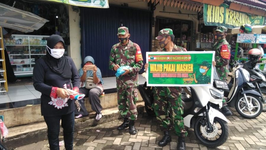 Blusukan Ke Pasar, Personil TNI Berikan Edukasi Dan Bagikan Masker Gratis