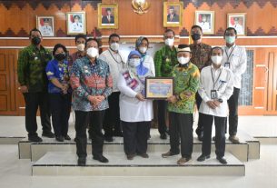 Bupati Lampung Timur Menerima Audiensi Sekaligus Penyerahan Piagam dan Plakat WTP atas LKPD