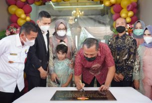 Umar Ahmad Meresmikan Grand Opening Klinik Utama Bersalin