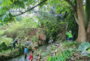 Cegah Musibah Banjir, Sertu Hadori bersama Tiga Pilar dan Komponen Masyarakat Labuhan Ratu Raya Bersihkan Sungai