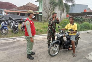 Cegah Penyebaran Covid-19, Babinsa Koramil 410-06/Kedaton Bersama Linmas Imbau Warga Patuhi Prokes