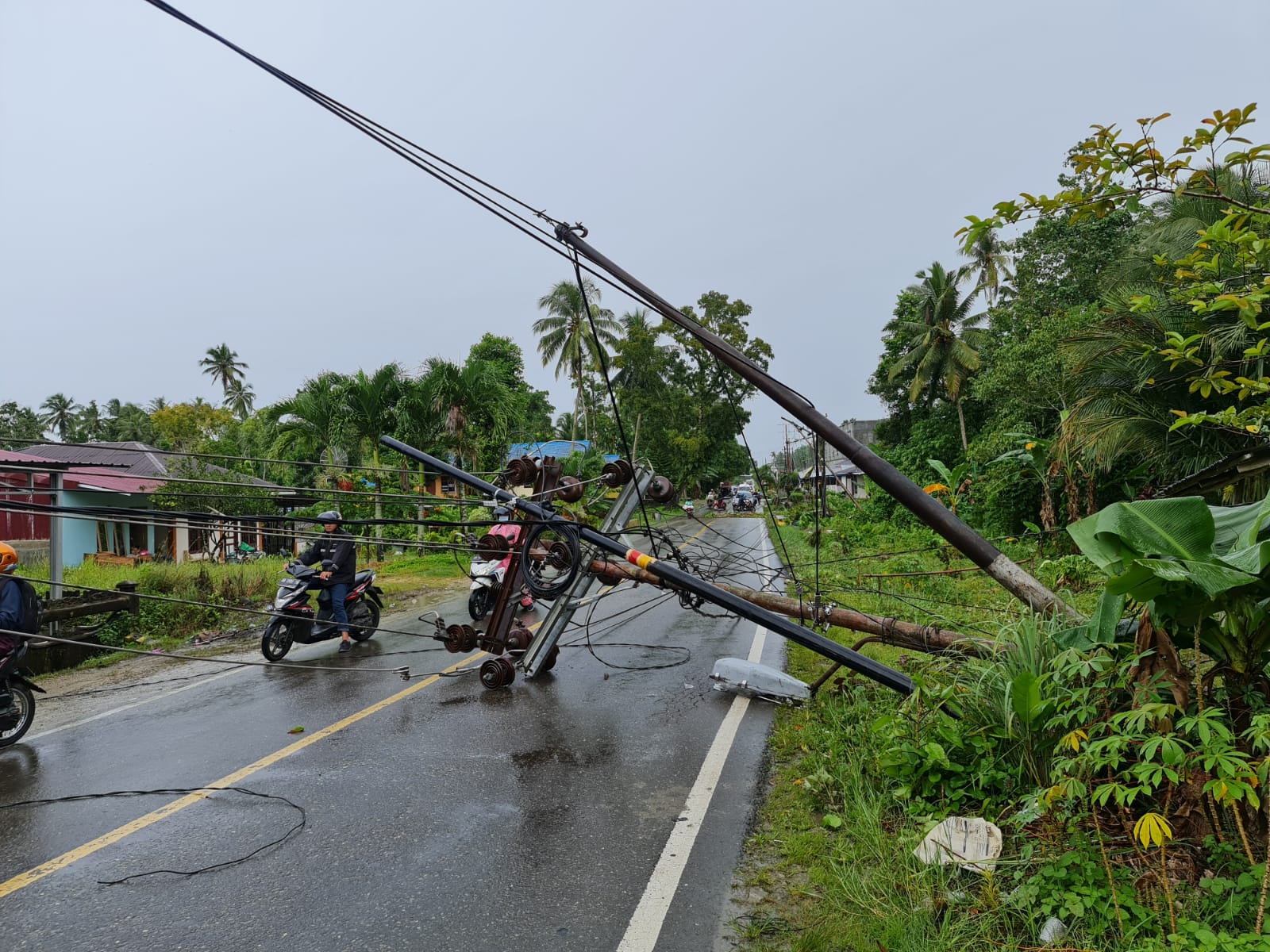 Dampak Cuaca Ekstrem di Pulau Nias, PLN Berhasil Pulihkan Suplai Listrik 89 Persen Pelanggan