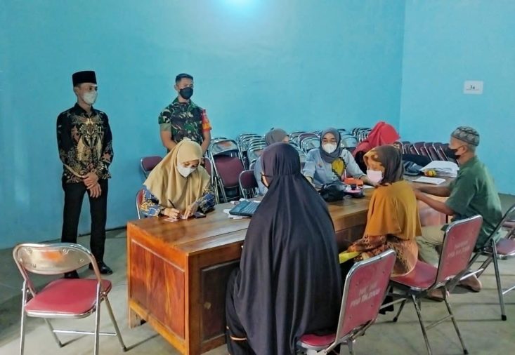 Dampingi Penyaluran Bantuan, Babinsa Koramil 22/Slogohimo Pastikan Warga Terapkan Protkes