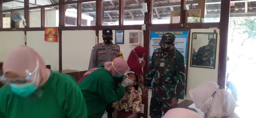 Danramil 14/Jatisrono Bersama Forkopincam Pantau Pelaksanaan PTM