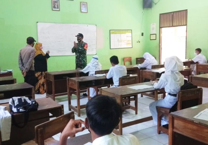 Demi Kelancaran Pembelajaran Tatap Muka, Ini Yang Dilaukan Anggota Koramil Dan Polsek Manyaran