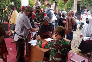 Demi Kelancaran Vaksinasi, TNI Dari Koramil 17/Sidoharjo Turut Berperan