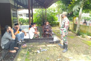 Dengan Komsos, Babinsa Ajak Warga Selalu Terapkan Protkes