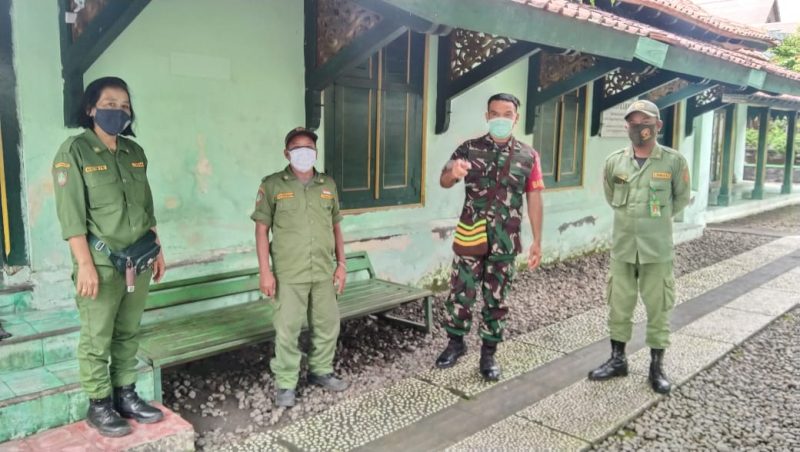 Dengan Prokes Ketat, Babinsa Kelurahan Keprabon Gelar Komsos Dengan Linmas