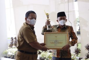 Gubernur Arinal Djunaidi Serahkan Penghargaan kepada Pemenang Lomba Desa dan Kelurahan serta Lomba Teknologi Tepat Guna (TTG) Tingkat Provinsi Tahun 2021