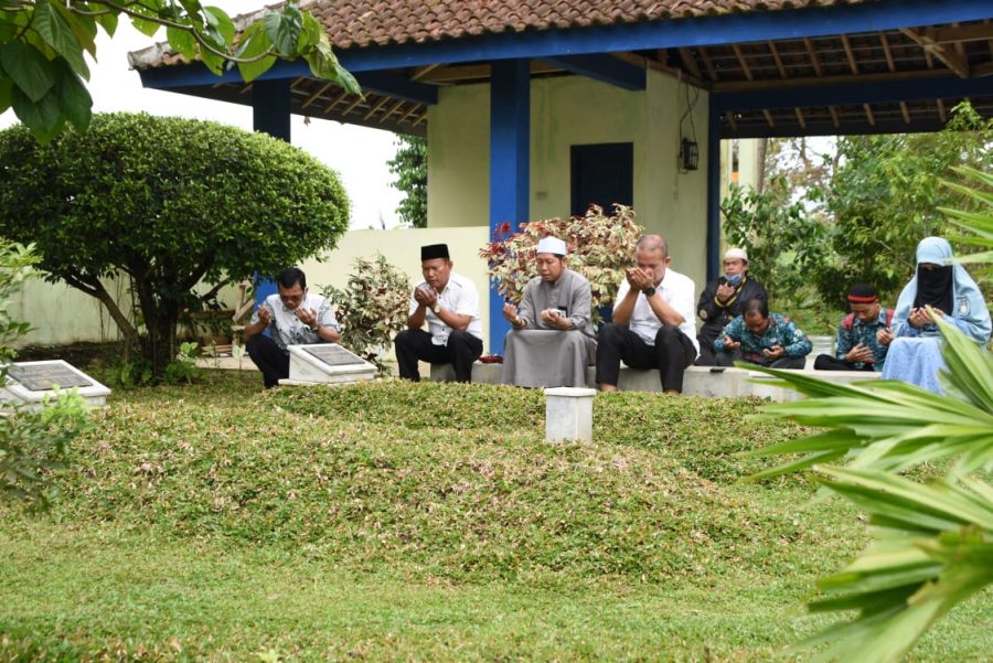 Hari Pahlawan, Civitas Academica Kampus ini Ziarah ke Makam Pendiri Yayasan Alfian Husin