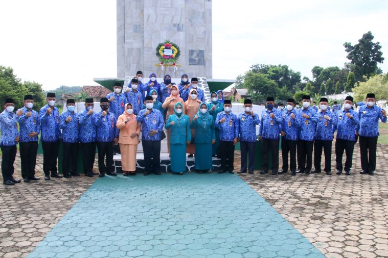 Hut Korpri ke-50, Pemkab Lampura Ziarah Ke Makam Pahlawan